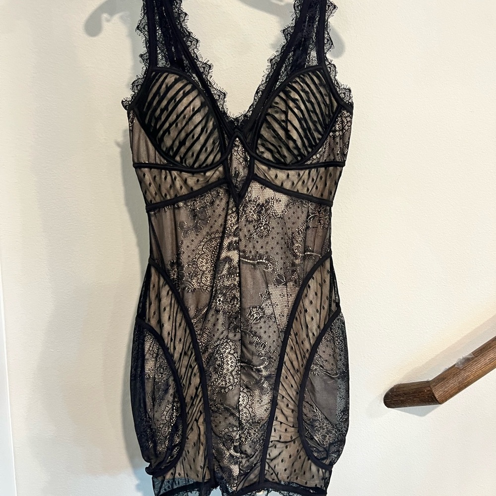 Pre-Owned Bebe Black Lace Overlay V Neck Corset Bustier Dress (Size Medium)